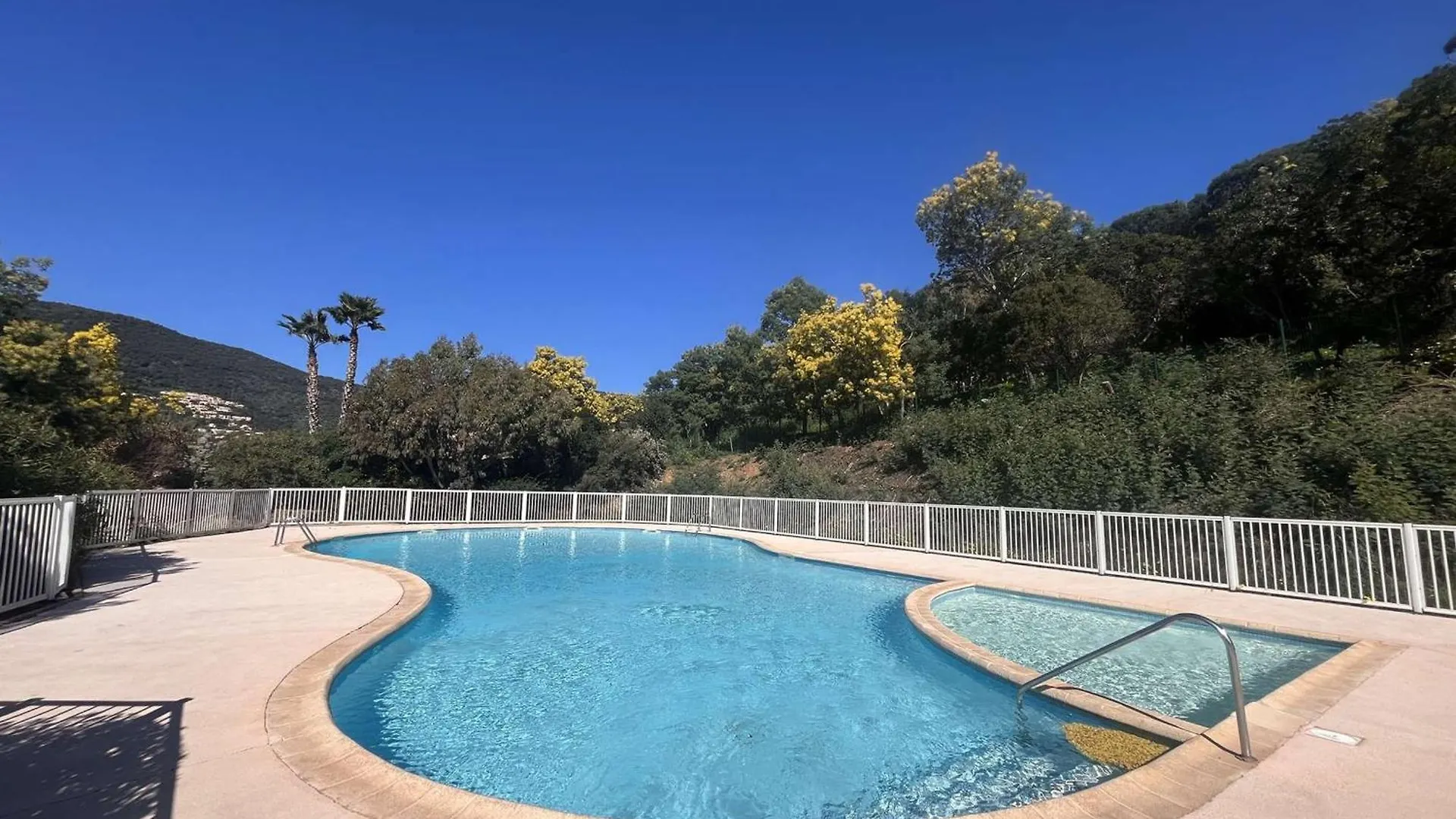 Appartement Avec Terrasse Et Piscine, 2 Pieces, 4 Couchages, A Cavalaire-Sur-Mer - Fr-1-226B-206 0*,  France