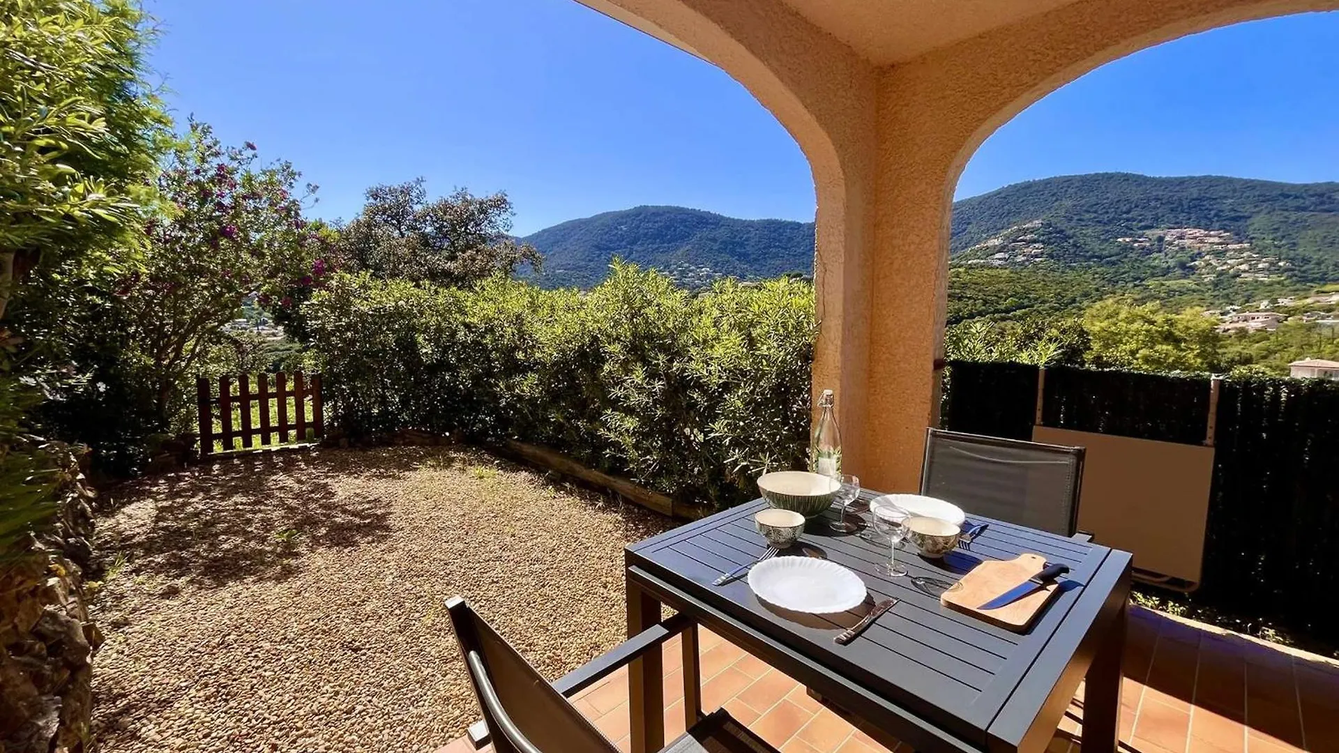 Appartement Avec Terrasse Et Piscine, 2 Pieces, 4 Couchages, A Cavalaire-Sur-Mer - Fr-1-226B-206